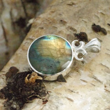 Load image into Gallery viewer, labradorite pendant with goldstone on the reverse