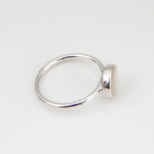 Load image into Gallery viewer, Mother of Pearl Sterling Silver Ring Round Design