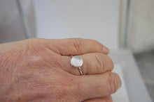 Load image into Gallery viewer, Mother of Pearl Sterling Silver Ring Round Design