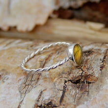Load image into Gallery viewer, Labradorite Twisted Silver Ring