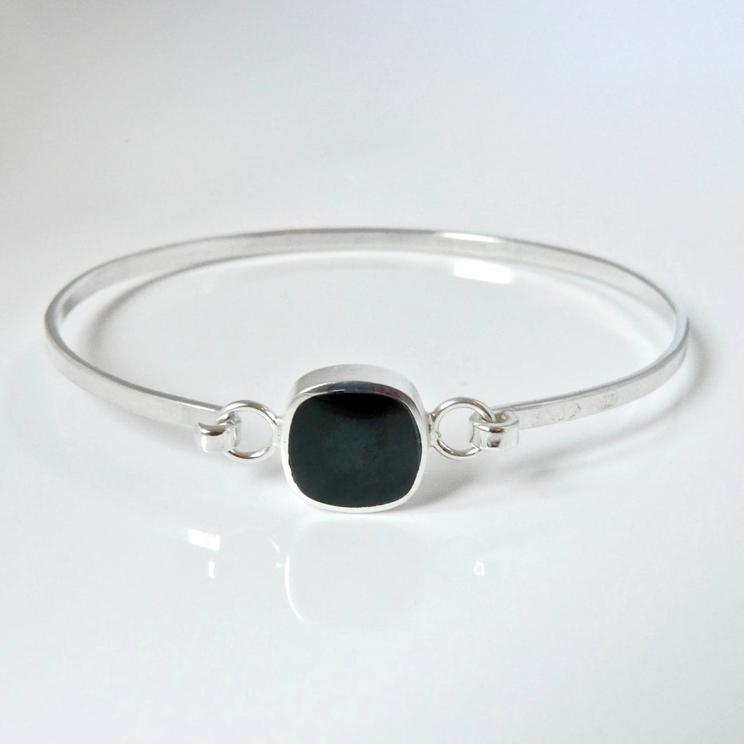 Whitby Jet cushion-shaped silver tension bangle