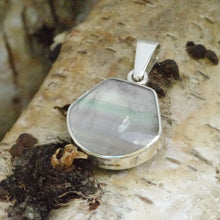 Load image into Gallery viewer, fluorite and jet reversible pendant shell design