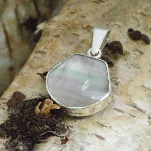 fluorite and jet reversible pendant shell design