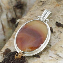 Load image into Gallery viewer, agate and blue john reversible pendant oval design