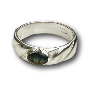 handmade sterling silver ring with labradorite