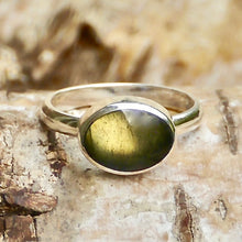 Load image into Gallery viewer, labradorite oval silver ring