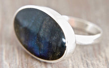Load image into Gallery viewer, Labradorite Silver Ring Oval Design