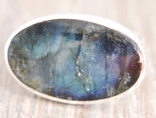 Load image into Gallery viewer, Labradorite Silver Ring Oval Design